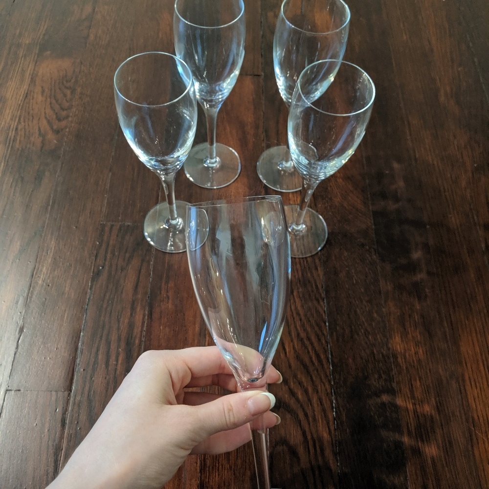 5 white wine glasses